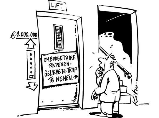 Verbaasde man staat bij een lift met een bordje waarop staat: Om budgettaire redenen: gelieve de trap te nemen.